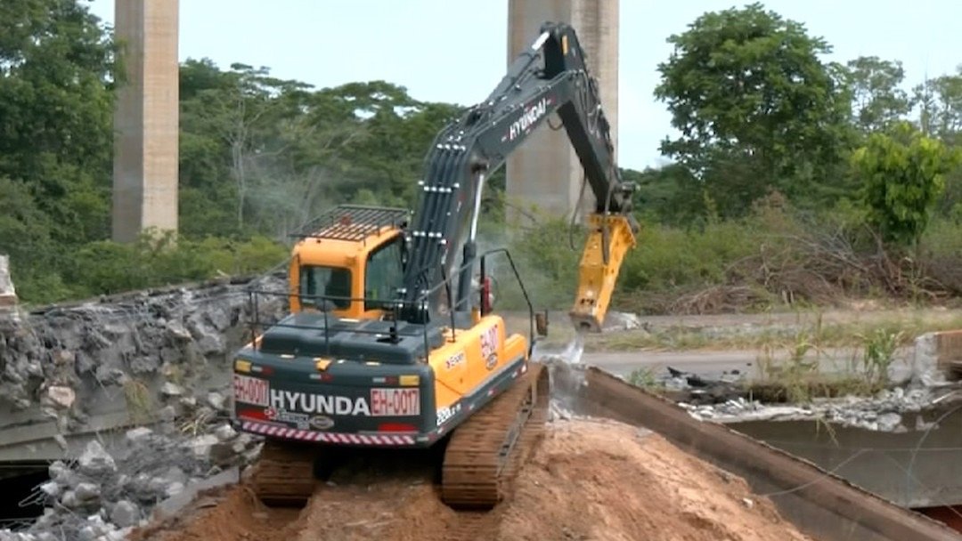 Destroços começam a ser retirados após implosão da ponte entre Tocantins e Maranhão