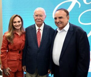 Sarney ao lado do ex-prefeito Madeira e esposa 